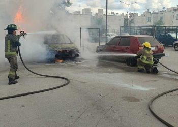 Tres vehículos dañados tras incendio en Villas Otoch Paraíso, Cancún