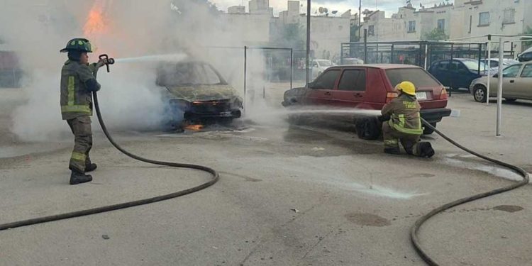 Tres vehículos dañados tras incendio en Villas Otoch Paraíso, Cancún