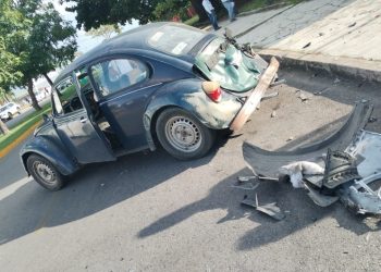 Accidente múltiple en el centro de Chetumal deja tres vehículos dañados