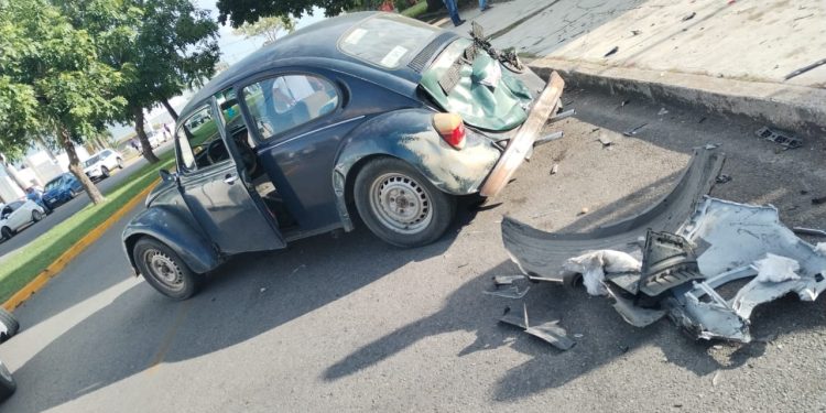 Accidente múltiple en el centro de Chetumal deja tres vehículos dañados