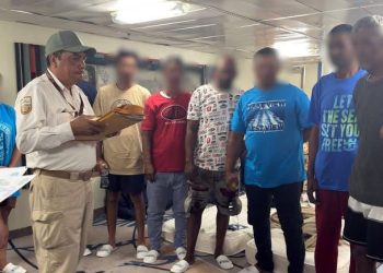 Rescata crucero a 10 náufragos extranjeros frente a las costas de Isla Mujeres