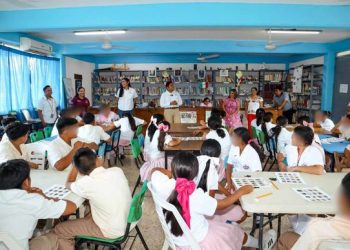 Protestan maestros de secundaria por salarios pendientes en Yucatán