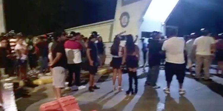 Cozumeleña exige justicia por abuso a su hija en caso contra militar