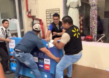 Escándalo en Walmart por venta de TV a $547; 1 detenido