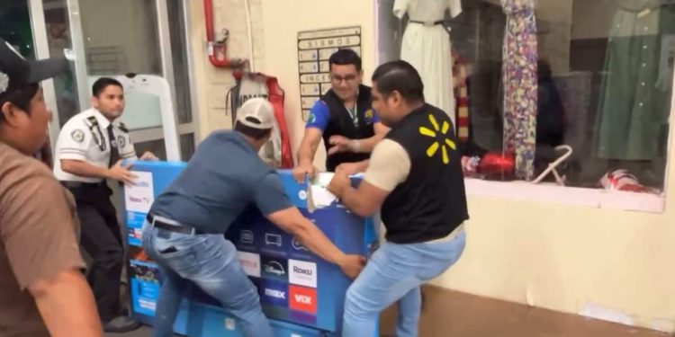 Escándalo en Walmart por venta de TV a $547; 1 detenido