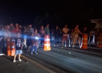 Bloquean carretera Chetumal–Escárcega habitantes de Sergio Butrón Casas por falta de luz