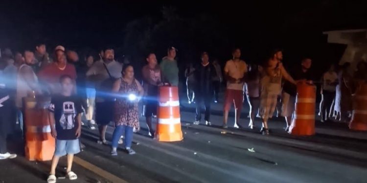 Bloquean carretera Chetumal–Escárcega habitantes de Sergio Butrón Casas por falta de luz