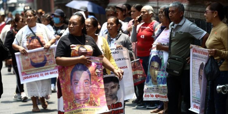 Se reúne Claudia Sheinbaum con padres de los 43 normalistas de Ayotzinapa