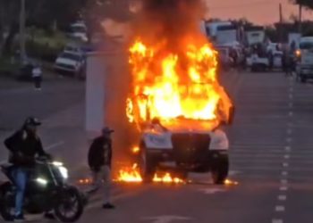 Incineran camión en Michoacan a manera de protesta por desaparición