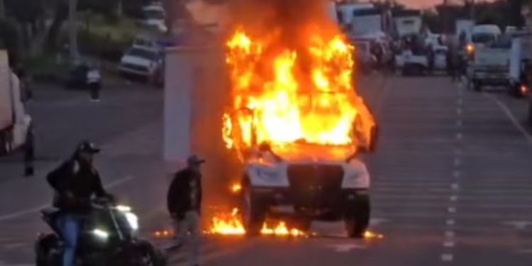 Incineran camión en Michoacan a manera de protesta por desaparición