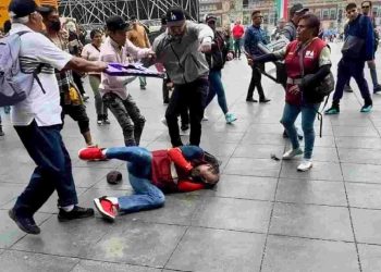 Bronca en el Zócalo antes del Grito de Independencia: ambulantes vs trabajadores del gobierno