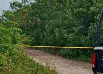 Localizan cuerpo con narcomensaje en Bacalar