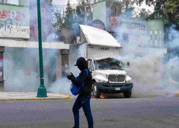 Manifestantes incendian un camión frente al Campo Militar en protesta por Ayotzinapa