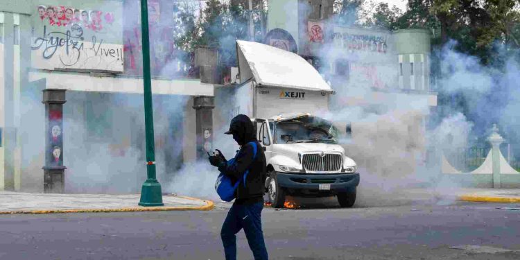 Manifestantes incendian un camión frente al Campo Militar en protesta por Ayotzinapa