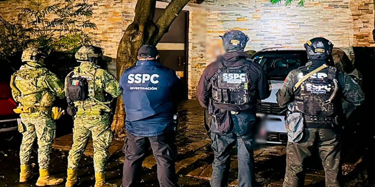 Capturan a 8 personas acusadas de extorsión tras 6 cateos en 3 estados