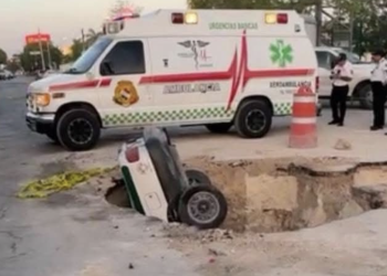 Taxi cae en zanja en Supermanzana 102 de Cancún; conductor atendido
