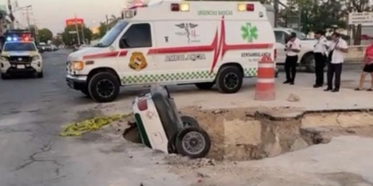 Taxi cae en zanja en Supermanzana 102 de Cancún; conductor atendido