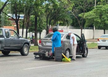 Motociclista se impacta contra auto frente al Instituto Tecnológico de Chetumal