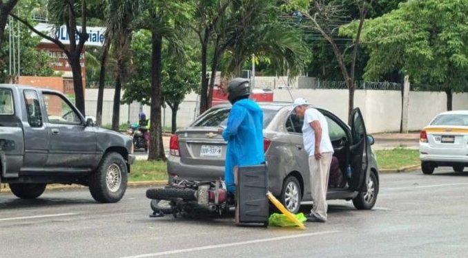 Motociclista se impacta contra auto frente al Instituto Tecnológico de Chetumal