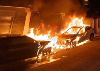 Ataque con bombas caseras incendia dos vehículos estacionados en colonia Gonzalo Guerrero