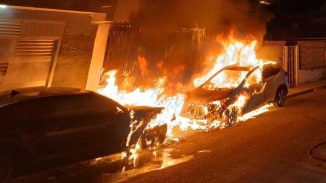 Ataque con bombas caseras incendia dos vehículos estacionados en colonia Gonzalo Guerrero