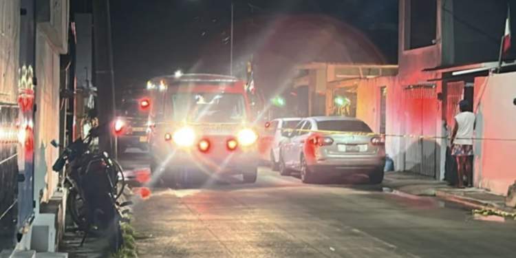 Hallan el cuerpo de un hombre sin vida en la banqueta de la Supermanzana 91 de Cancún