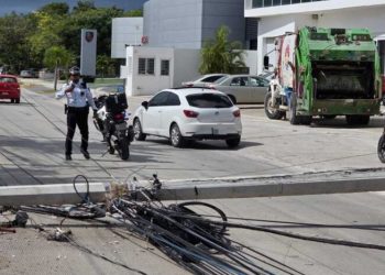 Camión de Red Ambiental derriba poste de luz y provoca cierre vial en el bulevar Colosio