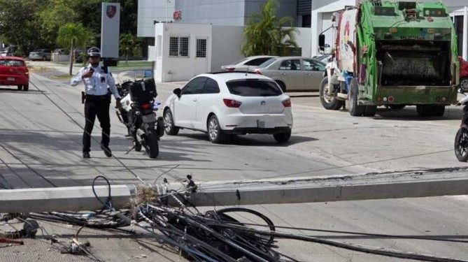 Camión de Red Ambiental derriba poste de luz y provoca cierre vial en el bulevar Colosio