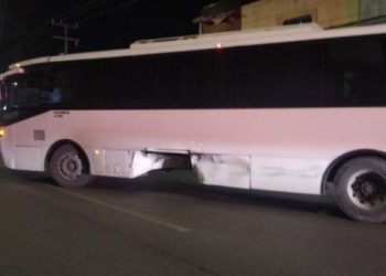 Aparatoso choque entre autobús y camioneta eléctrica en la colonia Ejido de Playa del Carmen