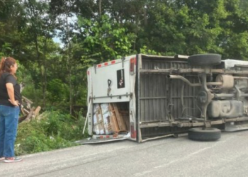 Tráiler termina volcado en carretera federal rumbo a Cancún