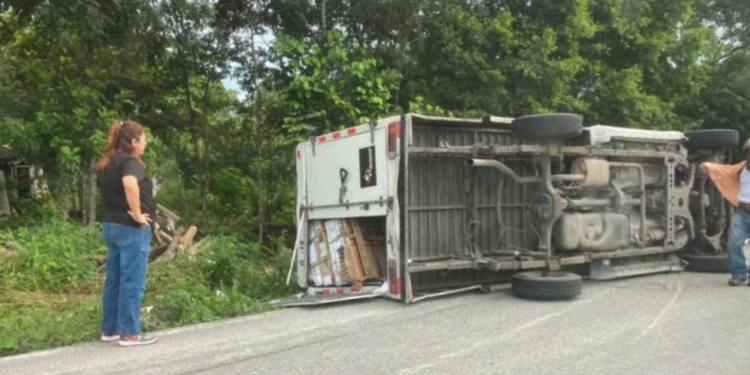 Tráiler termina volcado en carretera federal rumbo a Cancún