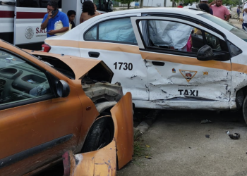 Accidente de taxi contra auto en Chetumal