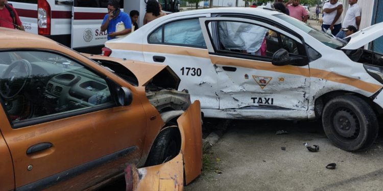 Accidente de taxi contra auto en Chetumal
