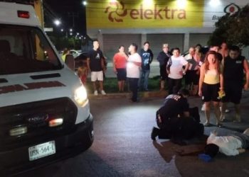 Motociclista arrollado y conductor desaparece en Cancún
