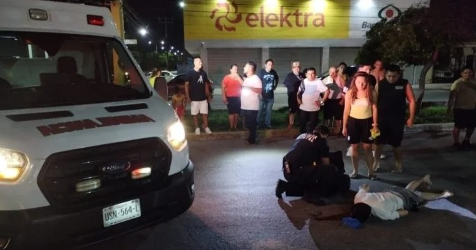 Motociclista arrollado y conductor desaparece en Cancún