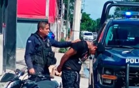 Detienen a hombre por intentar ingresar a bar cerrado en Cancún