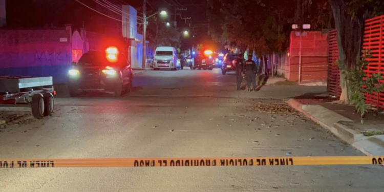 Ejecutan a un hombre dentro de su camioneta en la colonia Ejido