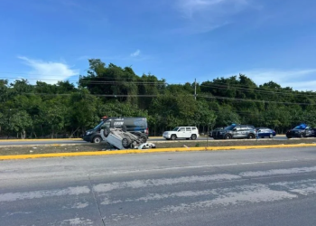 Accidente en fraccionamiento Bali: camioneta vuelca en Playa del Carmen sin lesionados graves