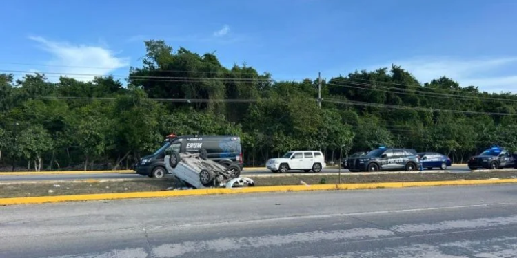 Accidente en fraccionamiento Bali: camioneta vuelca en Playa del Carmen sin lesionados graves