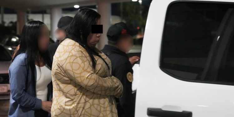 Detienen a mujer por asesinato de dirigente en Cancún