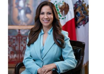 Primera mujer en dar el Grito en Dolores Hidalgo: Libia Dennise