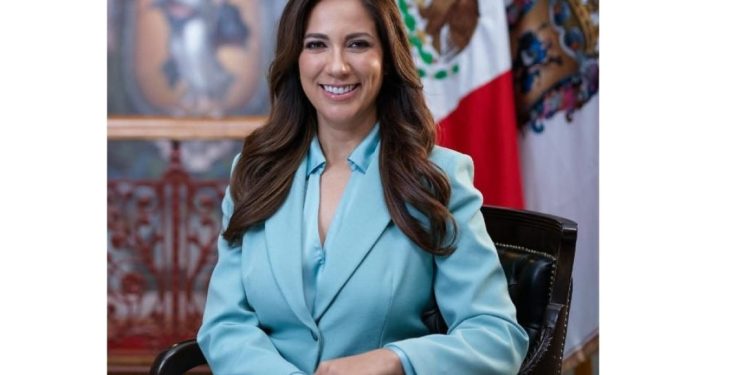 Primera mujer en dar el Grito en Dolores Hidalgo: Libia Dennise