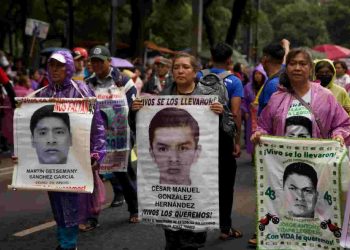 Marcha por la desaparición de los 43 en CDMX; dejan pintas con mensajes a su paso