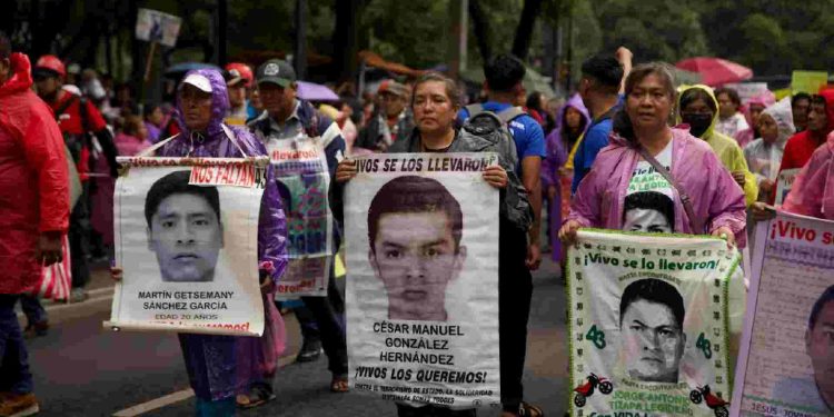 Marcha por la desaparición de los 43 en CDMX; dejan pintas con mensajes a su paso