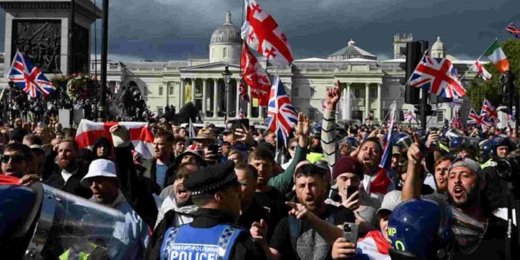 Más de 100.000 personas en una marcha contra la inmigración en Londres