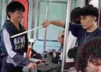 Jóvenes convierten vagón del Metro en clase de ciencia con bobina de Tesla