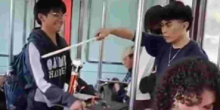 Jóvenes convierten vagón del Metro en clase de ciencia con bobina de Tesla