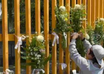 Joven coloca ofrenda a Jesús Israel en la puerta principal del CCH Sur
