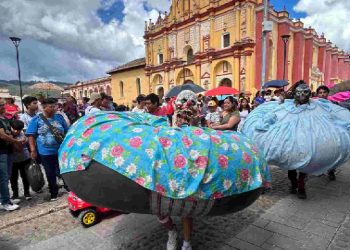 Arrancó el desfile de Los panzudos en Chiapas; anuncia celebración de la Virgen de la Merced