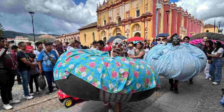 Arrancó el desfile de Los panzudos en Chiapas; anuncia celebración de la Virgen de la Merced